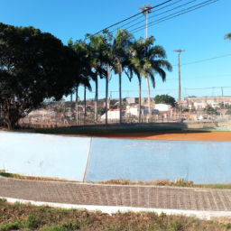 campo de baseball com traves de futebol e romário em um skate